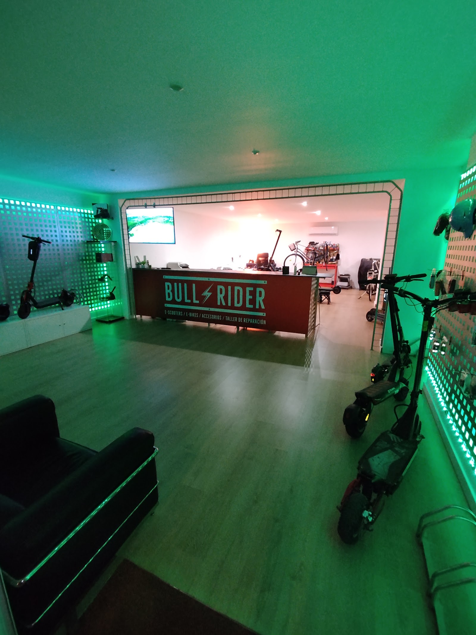 La tienda iluminada con luz LED por la noche